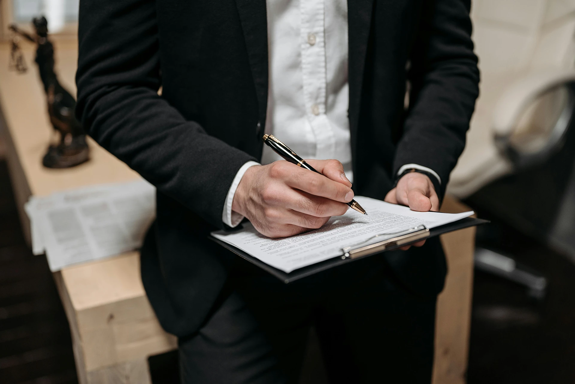 A person in a suit writing down information about the Dynamic Absolute Return Fund